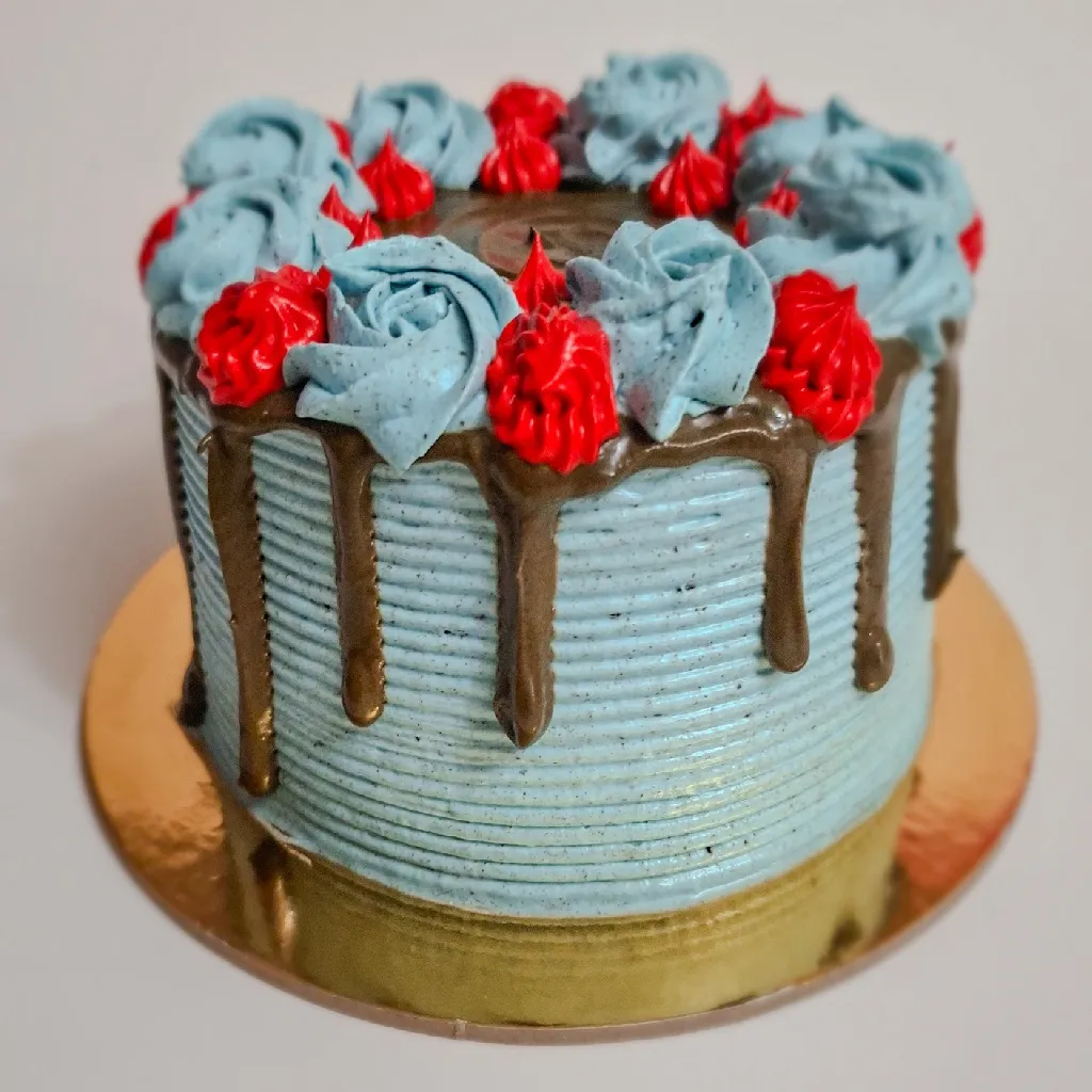 Dulce azul con crema roja