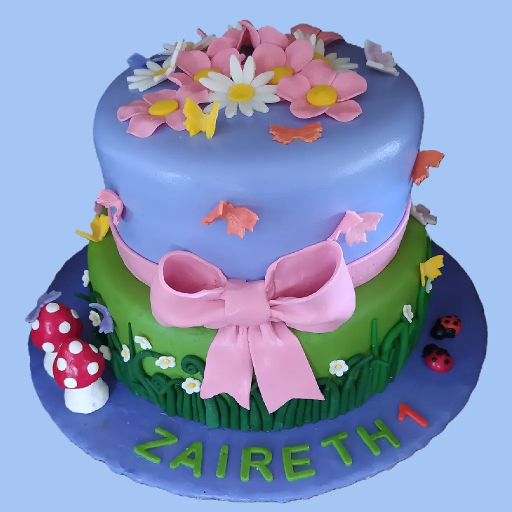 Dulce azul con decoración de naturaleza