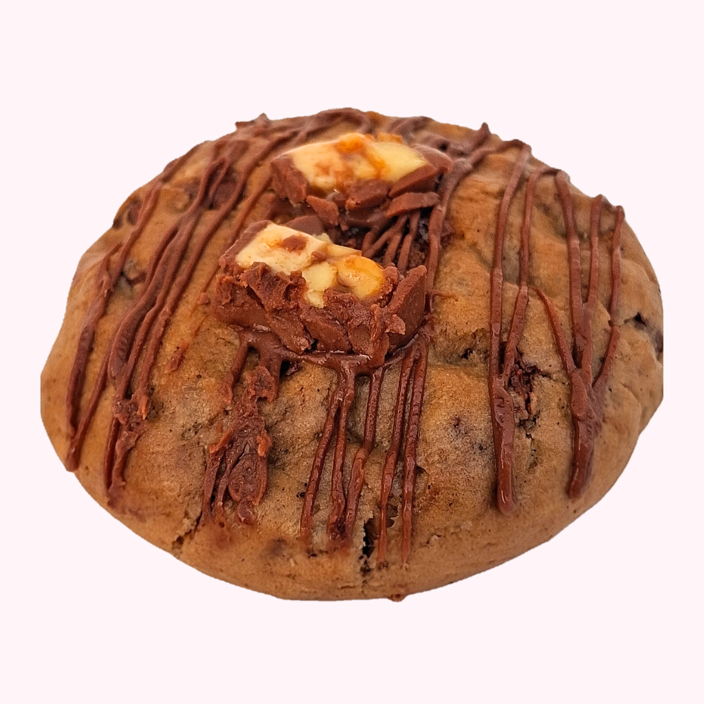 Galleta de chocolate con toppings de Snickers™