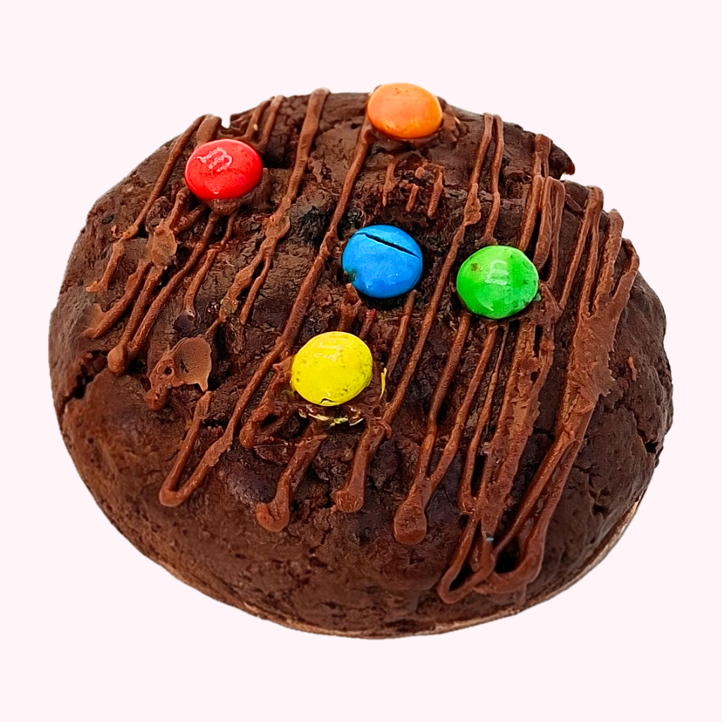 Galleta de chocolate con toppings de M&Ms™